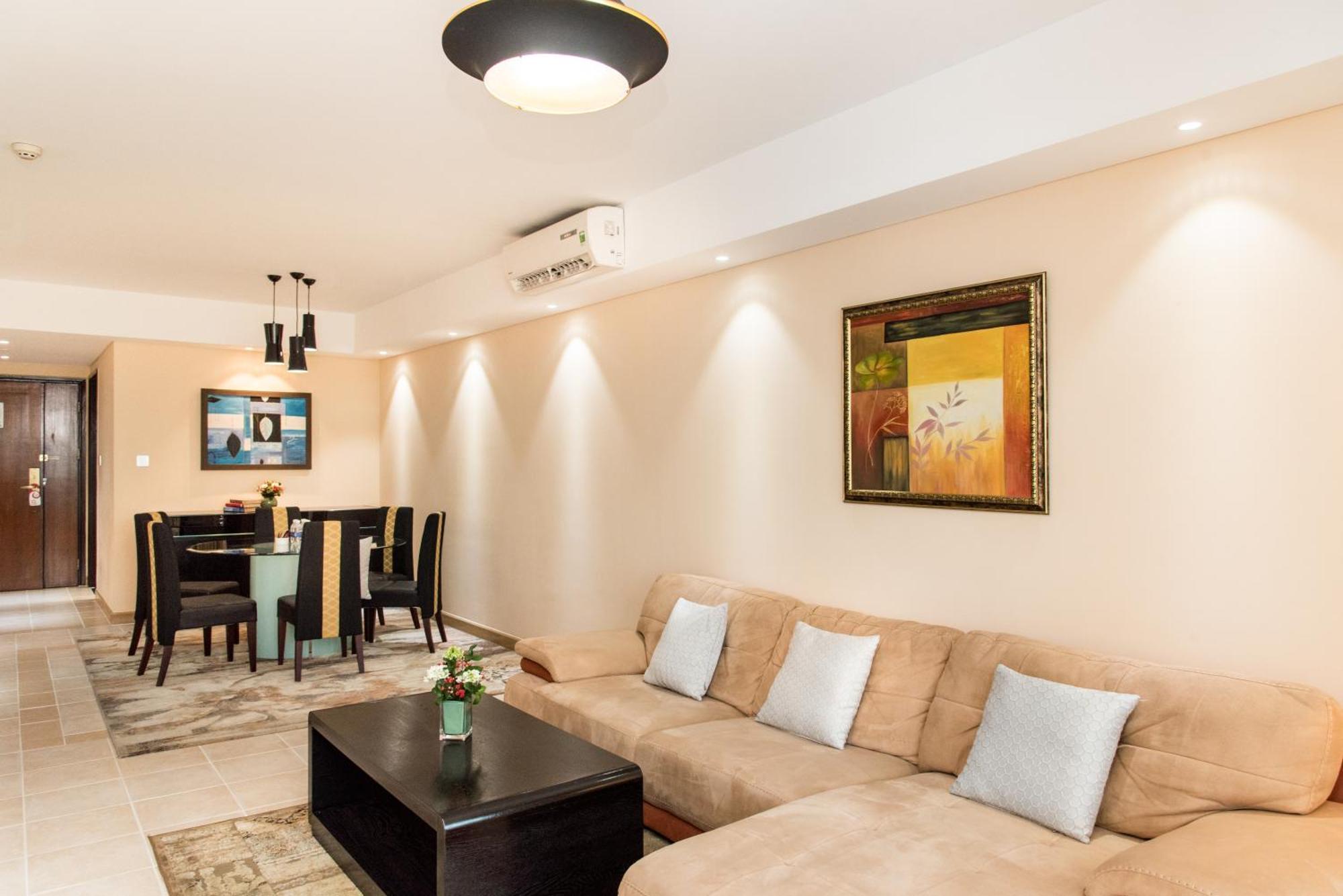 舍伍德公寓式酒店 胡志明市 外观 照片 A living room with a dining table