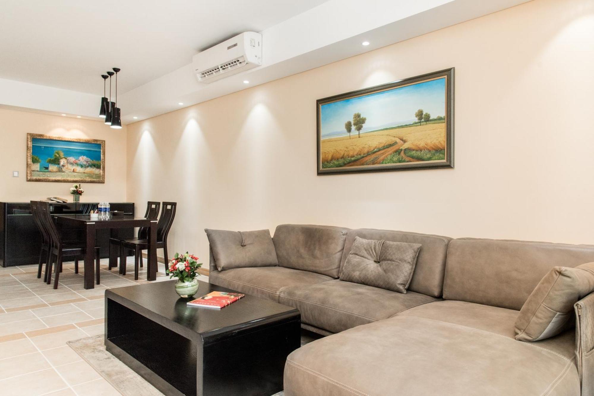 舍伍德公寓式酒店 胡志明市 外观 照片 A living room with a sectional sofa