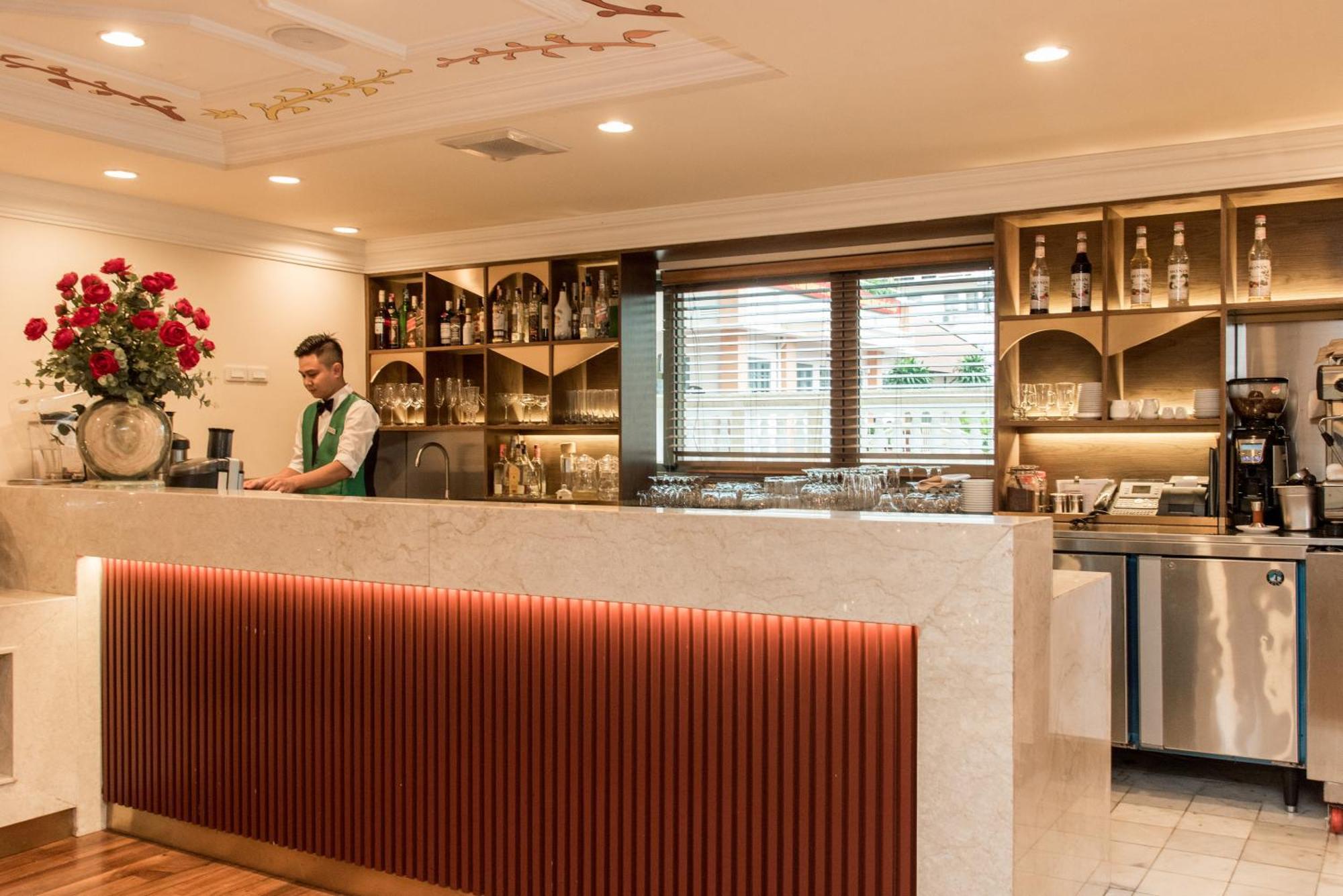 舍伍德公寓式酒店 胡志明市 外观 照片 The bar at the Qantas First Lounge at Perth Airport