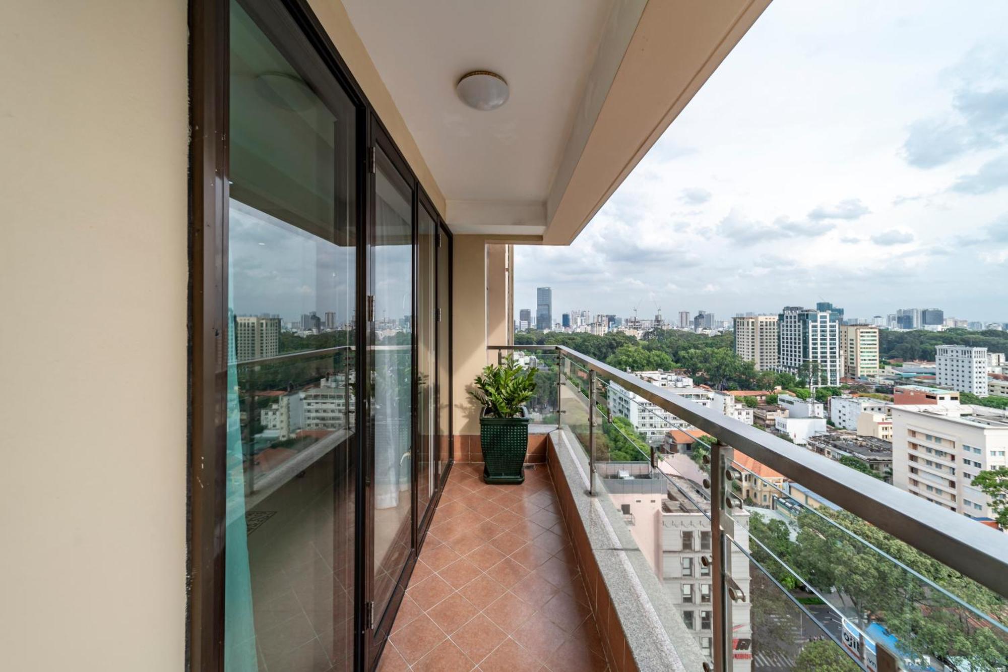 舍伍德公寓式酒店 胡志明市 外观 照片 A balcony in a condominium